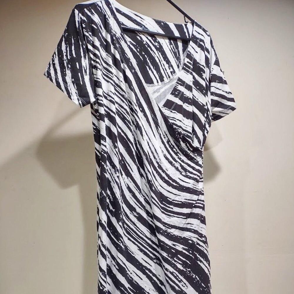 SOFT SURROUNDINGS SHORT SLEEVE TSHIRT DRESS BLACK AND WHITE BRUSH STOKE PRINT PL